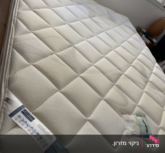 מזרן לבן בחדר עם חלון